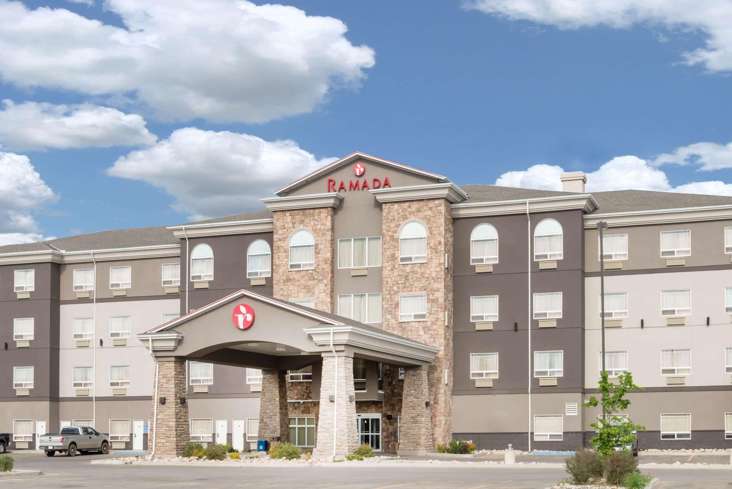 Ramada By Wyndham Olds Hotel Exterior photo